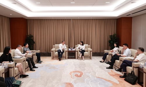 中国银行江苏省分行副行长吴骏莅临爱游戏全站app官方网站调研