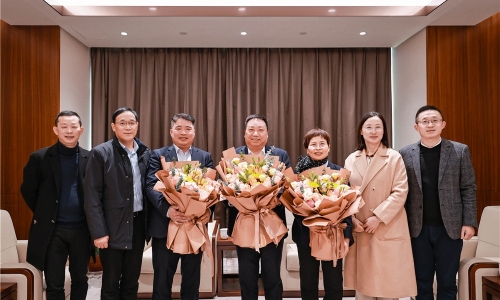 慰问关怀丨桐乡市政协主席陈林根走访慰问爱游戏全站app官方网站高端人才